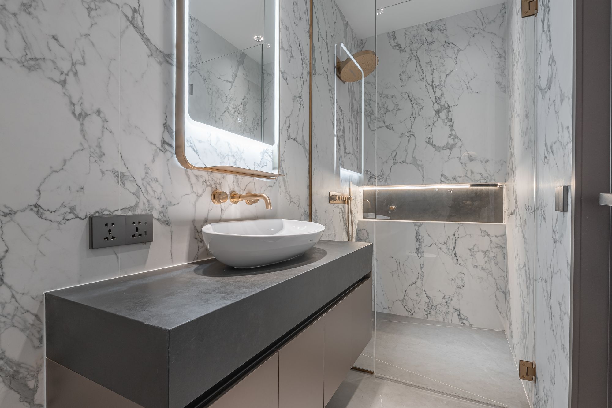 Vessel-basin bathroom